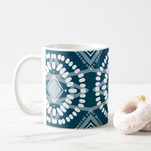 Cool geometrisches Muster Blau Weiße Batik Krawatt Kaffeetasse (Mit Donut)