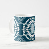 Cool geometrisches Muster Blau Weiße Batik Krawatt Kaffeetasse (Vorderseite Links)