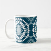 Cool geometrisches Muster Blau Weiße Batik Krawatt Kaffeetasse (Links)