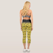 Cool Gesellig Lächelndes Gesichtsmuster gelb Capri Leggings (Rückseite)
