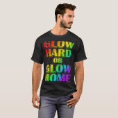 Cool Glow Hard oder Glow Zuhause 70er 80er 90s Reg T-Shirt (Vorne ganz)