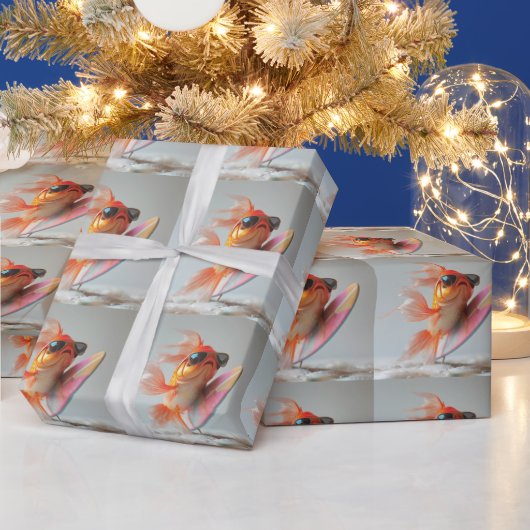 Cool Goldfish Surfen auf einer Welle Geschenkpapier (Feiertage)