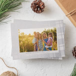 Cool-Grau und Silber Einfache Karierte Rahmen Folien Feiertagskarte<br><div class="desc">Ein bisschen Glanz verwandelt das immer gemütliche Motiv des karierten in ein winterwürdiges Urlaubsmuster, um Ihr bestes Foto des Jahres zu gestalten und Ihren Freunden und Freunden ein fröhliches Urlaubserlebnis zu bieten. Ein Hintergrund aus coolem, hellgrau fühlt sich prächtig und luxuriös an, mit echten Silberfolienakzenten und voll personalisiertem Text lasse...</div>