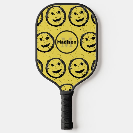 Cool Happy Lächelndes Gesichtsmuster gelb Monogram Pickleball Schläger (Vorderseite)