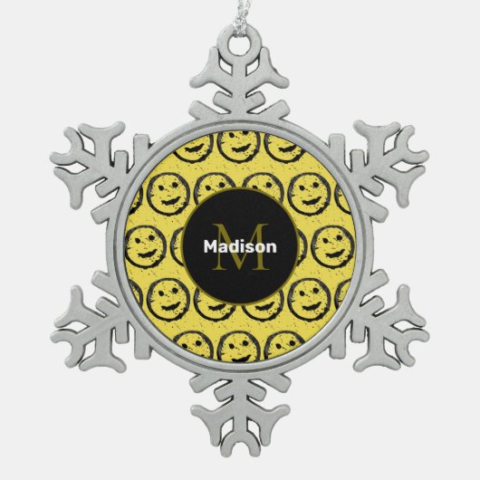 Cool Happy Smiling face pattern yellow Monogram Schneeflocken Zinn-Ornament (Vorderseite)