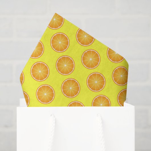 Cool Juicy Orange fruit slices pattern on yellow Seidenpapier (Geschenktüte)