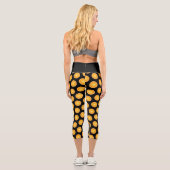 Cool Juicy Orange Obstschnitten auf schwarz Capri Leggings (Rückseite)