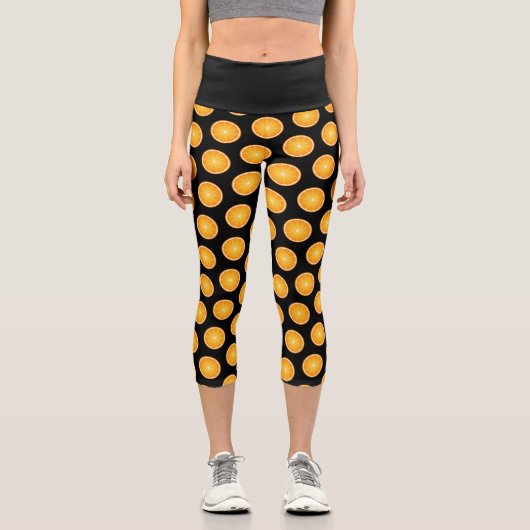 Cool Juicy Orange Obstschnitten auf schwarz Capri Leggings (Vorderseite)