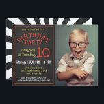 Cool Kids Foto Chalkboard Geburtstagsparty Einladung<br><div class="desc">Eine trendige Chalkboard Geburtstagsfeier,  die ein Foto Ihres Kindes beinhaltet,  personalisieren Sie diese Einladung mit den Party Ihres Kindes. Ersetzen Sie einfach das Beispielbild durch Ihr gewünschtes Foto oder ein anderes Foto und bearbeiten Sie die Party-Details.</div>