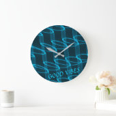 Cool Luminous Blue Wave Pattern Custom Text Große Wanduhr (Zuhause)