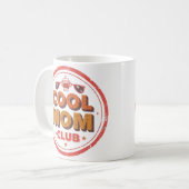 Cool Mom Club | Retro Badge Logo Kaffeetasse (Vorderseite Links)