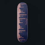 Cool Navy Blue Rose Gold Glitzer Sparkone Tropfen Skateboard<br><div class="desc">Girly Cool Navy Blue und Pink Rose Gold Glitzer Sparkle Tropfen Skateboard mit Imitate Glitzer Tropfen und Ihrem personalisierten Namen auf einem schicken marineblau Hintergrund. Einfach zu anpassen und perfekt für Ihre Glitzer Ästhetik.</div>
