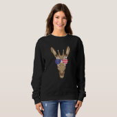 Cool Okapi trägt Usa-Flagge-Sonnenbrille uns Ameri Sweatshirt (Vorne ganz)