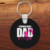 Cool Parent Apparel Proud New Dad It's A Girl - Me Schlüsselanhänger (Vorderseite)