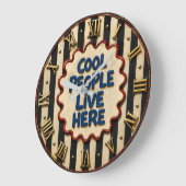 Cool People Live Here Große Wanduhr (Winkel)