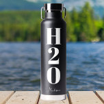 Cool Personalisiertes H20 Einfach Schwarz-weiß Trinkflasche<br><div class="desc">Diese coole Wasserflasche enthält H20,  die in einem handgeschriebenen Schüssel mit fett weißem Schriftsatz über Ihrem individuellen Namen geschrieben ist. Eine phantastische Möglichkeit,  den ganzen Tag lang hydriert bleibe. Das wird alle im Fitnessraum bemerken.</div>