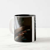 Cool Piano Zweifarbige Tasse (Vorderseite Links)