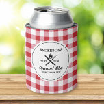Cool Retro Summer GRILLEN Grill Utensils Red Karo Dosenkühler<br><div class="desc">Die perfekte Kneipe für Ihre Grillen im Sommer oder für das Kochen mit einem "Logo Style"-Design mit knusprigen Grillutensilien und einem Flammenspiel-Set vor einem roten Gingham Karo-Hintergrund. Personalisieren Sie diese, indem Sie Ihren Namen, das Datum und eine andere Zeile benutzerdefinierten Textes hinzufügen. Ihr Gast wird dieses coole Gastgeschenk Liebe. Klicken...</div>