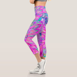 Cool rosa Blau und Lila Künstlerische Dahlia Blüte Capri Leggings