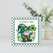 Cool shamrock tiled pattern leprechaun einladung (Stehend Vorderseite)