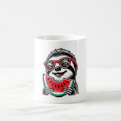 Cool Sloth Eating Watermelon Kaffeetasse (Mittel)