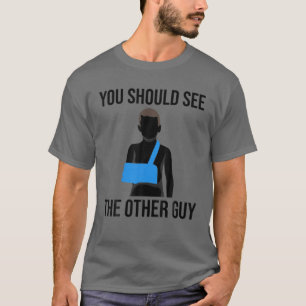Cool sollten Sie den anderen Typ mit einem brachen T-Shirt