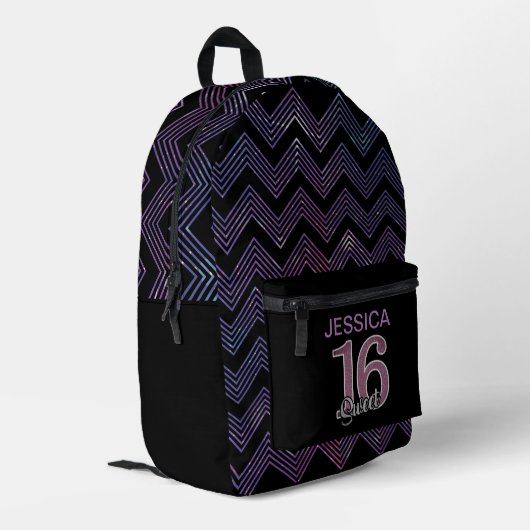Cool Sweet 16 mit Lila ZigZag Muster Bedruckter Rucksack (Rückseitige Ecke links)