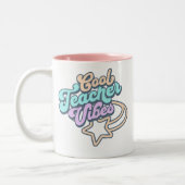 Cool Teacher Vibes Retro Styling-Geschenk Zweifarbige Tasse (Links)