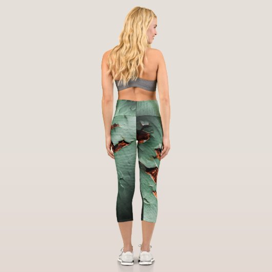Cool türkisfarbenes Rostmetall Capri Leggings (Rückseite)