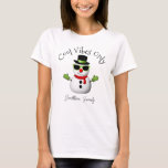 Cool Vibes Only Snowman Christmas Custom Family T-Shirt<br><div class="desc">Coole Vibes nur Schneemann Weihnachten Winter Individuelle Name Urlaub T - Shirt. Niedliche,  einzigartige Urlaubskleidung. Illustration eines coolen Schneemanns mit grüner Sonnenbrille und Handschuhen,  rotem Schal und schwarzem Top-Hut.</div>