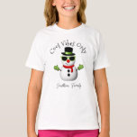 Cool Vibes Only Snowman Christmas Custom Family T-Shirt<br><div class="desc">Coole Vibes nur Schneemann Weihnachten Winter Individuelle Name Urlaub T - Shirt. Niedliche,  einzigartige Urlaubskleidung. Illustration eines coolen Schneemanns mit grüner Sonnenbrille und Handschuhen,  rotem Schal und schwarzem Top-Hut.</div>