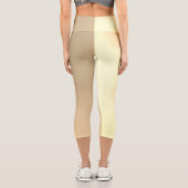 Cool Warm-Gelbes abstraktes geometrisches Muster Capri Leggings (Rückseite)