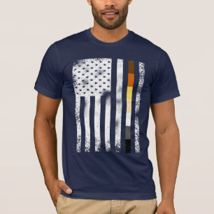 Coole, abgenutzte schwule Bären mit Stolzflagge T-Shirt