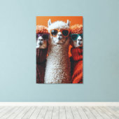 Coole Alpacas in Sweaters und Sonnenbrillen Leinwanddruck (Insitu (Holzboden))