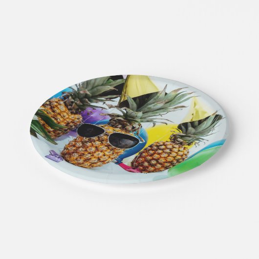 Coole Ananas mit Sonnenbrillen Pappteller (Schrägansicht)