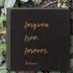 Coole Angewohnheit Personalisiert vergeben. frei.  Holzkisten Schild<br><div class="desc">Sie können Ihr eigenes personalisiertes stylisches Zeichen mit einem Namen oder Datum am unteren Ende und Ihrem kurzen inspirierenden Zitat oder Bibelverse erstellen. Diese minimalistische Bräune auf schwarz in der modernen Typografie ist ein Christliches Glaubenssatz, "vergeben. Kostenlos. Für immer." Dieses inspirierende spirituelle Zitat bezieht sich auf die Vergebung und Freiheit,...</div>