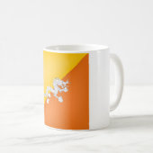 Coole Bhutan-Flagge Kaffeetasse (VorderseiteRechts)