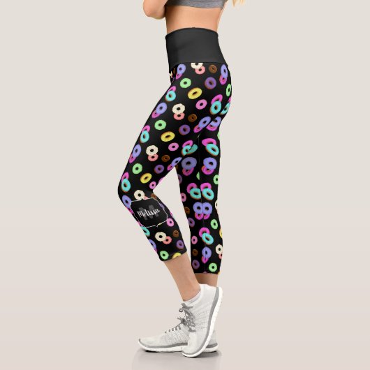Coole, bunte Donuts schwarze Monogramm Capri Leggings (Links)