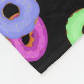 Coole, bunte Donuts schwarze Monogramm Fleecedecke (Ecke)