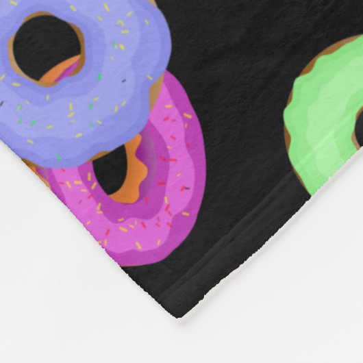 Coole, bunte Donuts schwarze Monogramm Fleecedecke (Ecke)