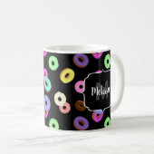 Coole, bunte Donuts schwarze Monogramm Kaffeetasse (VorderseiteRechts)