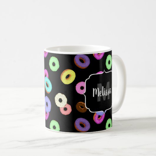 Coole, bunte Donuts schwarze Monogramm Kaffeetasse (VorderseiteRechts)