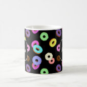 Coole, bunte Donuts schwarze Monogramm Kaffeetasse (Mittel)