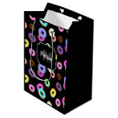 Coole, bunte Donuts schwarze Monogramm Mittlere Geschenktüte (Vorderseite Schrägansicht)