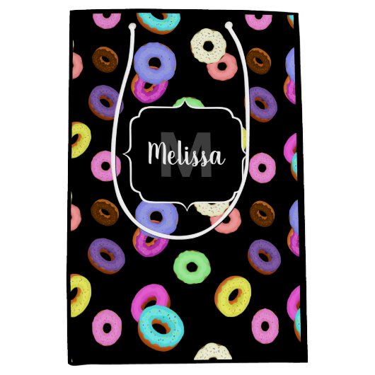 Coole, bunte Donuts schwarze Monogramm Mittlere Geschenktüte (Vorderseite)