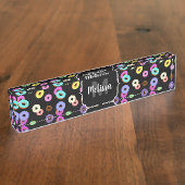 Coole, bunte Donuts schwarze Monogramm Namensplakette (Seite)