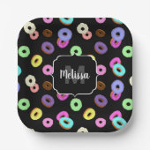 Coole, bunte Donuts schwarze Monogramm Pappteller (Vorderseite)