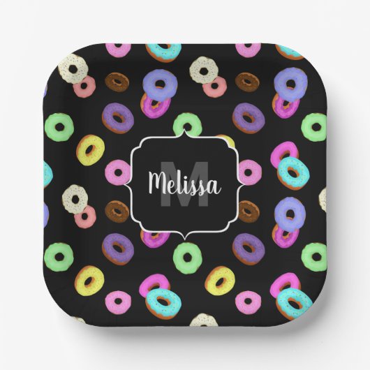 Coole, bunte Donuts schwarze Monogramm Pappteller (Vorderseite)