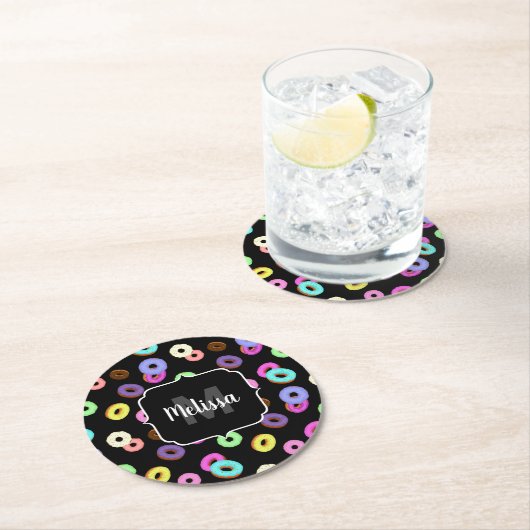 Coole, bunte Donuts schwarze Monogramm Runder Pappuntersetzer (Vor Ort)