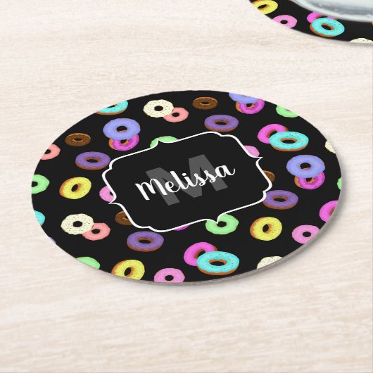 Coole, bunte Donuts schwarze Monogramm Runder Pappuntersetzer (Angewinkelt)